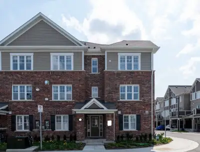 For Rent: Sun-Filled 4-Bedroom End-Unit Townhome in South Milton Step into comfort and convenience w...