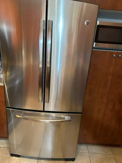 réfrigérateur GE à trois portes en acier inoxydable, un ajout élégant et fonctionnel à toute cuisine...