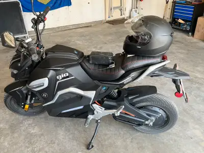Gio g2000 electric moped, with less then 1000km’s. Purchased new last August stored in heated garage...