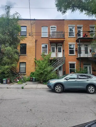 5 1/2 ouvert avec 2 pièces doubles (Style Loft). Libre à partir du 1er octobre 2026. Appartement sit...