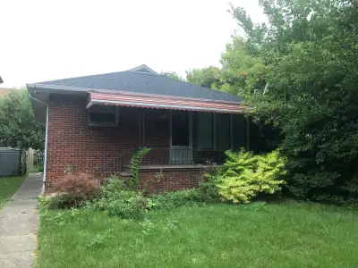 Address: 787 Campbell Ave, Windsor, ON A spacious and bright main-floor bedroom is available in a cl...