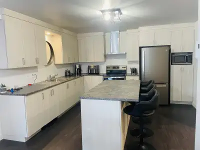 Superbe Condo 4½ situé au 52 St-Cyr (1400$) dans un immeuble sécuritaire. Disponible pour le 1er jui...