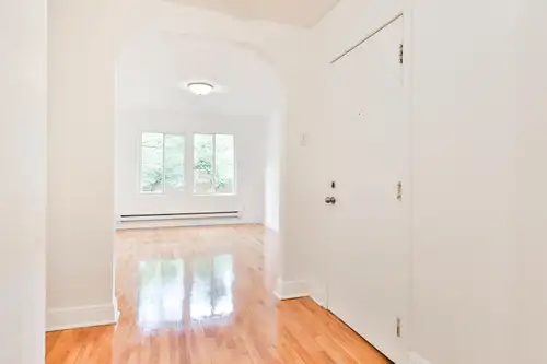 Bel appartement rénové avec 2 chambres fermées. Cuisine avec coin-repas ; réfrigérateur et cuisinièr...