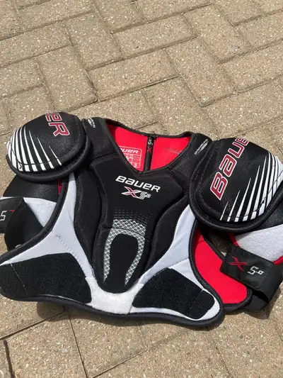 Jr. size large shoulder pads in EUC Pick up in Callander (Osprey) Smoke and pet free home