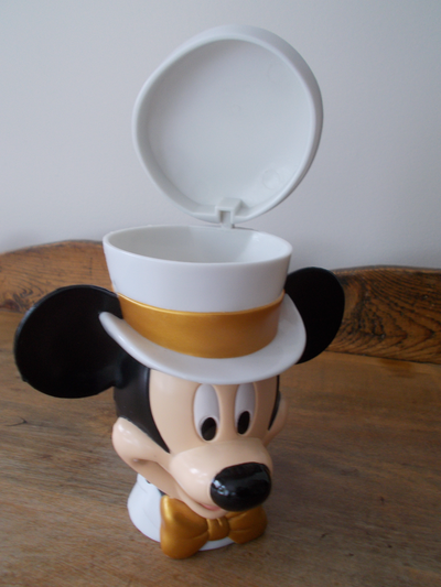 Tasse Mickey Mouse no: 954124 le couvercle s,ouvre sur le dessus. très bel pièce a collectionner