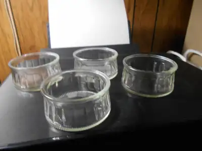 1-LOT DE 4 PLATS RONDS CLAIRS,EN VERRE SOLIDE., View more