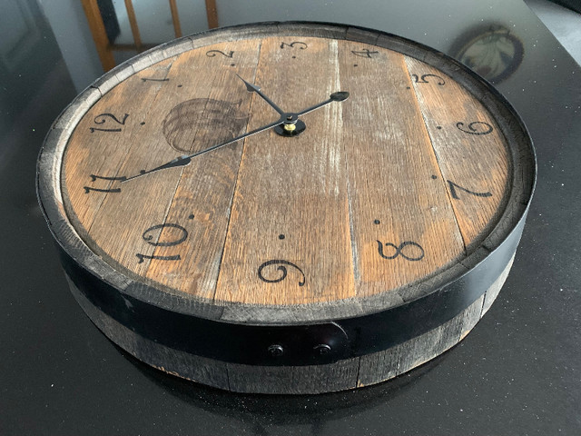 Oak Barrel Clock in Home Décor & Accents in West Island - Image 2