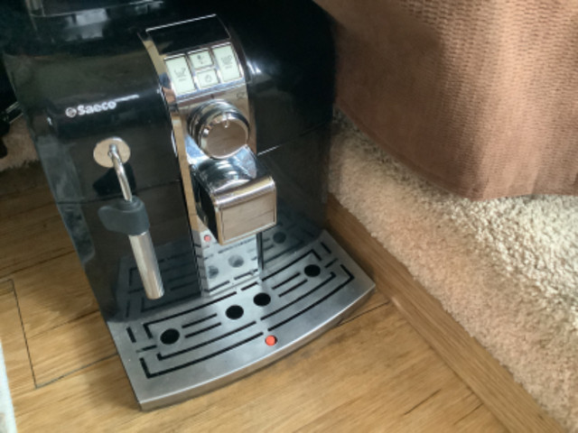 Cafetière automatique Saeco Cinthia noire,avec mousseur à lait dans Machines à café  à Longueuil/Rive Sud