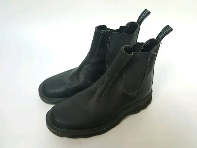 DR MARTEN WALT CHELSEA BOOT Doc Martens ⎮Mens 9 US in Men's Shoes in City of Toronto - Image 2
