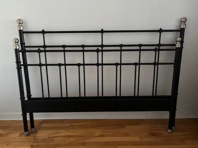 Structure Lit Queen (Ikea acier noir) in Beds & Mattresses in City of Montréal - Image 2