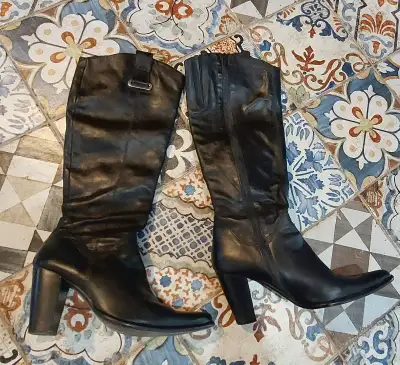 Très jolies bottes en cuir noir  doublées cuir marron, View more