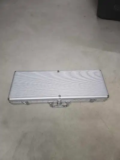 This poker chip set is ready for a new home! It includes an array of colourful chips and accessories...