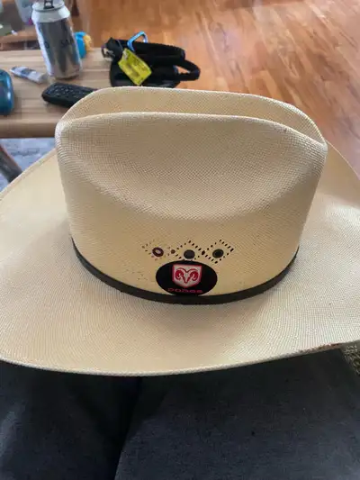 This pre-owned Dodge branded cowboy hat is a size 7 1/4 (58) and was made in the USA. It features th...