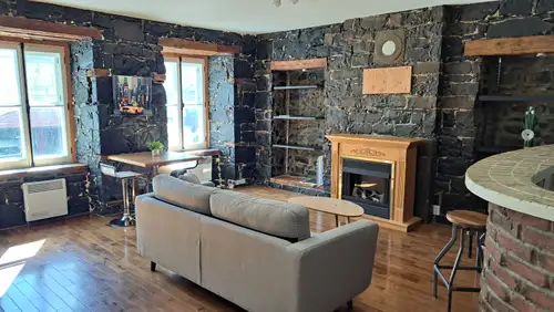 Bel appartement dans le Vieux-Québec! Avec cachet! Entre le Château Frontenac et Place Youville! 100...