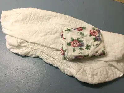 COUVRE-MATELAS et DRAP LIT SIMPLE 10$, View more