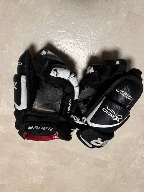 Vapor 800 10” Youth Hockey Gloves $20 in Hockey in Winnipeg - Image 2