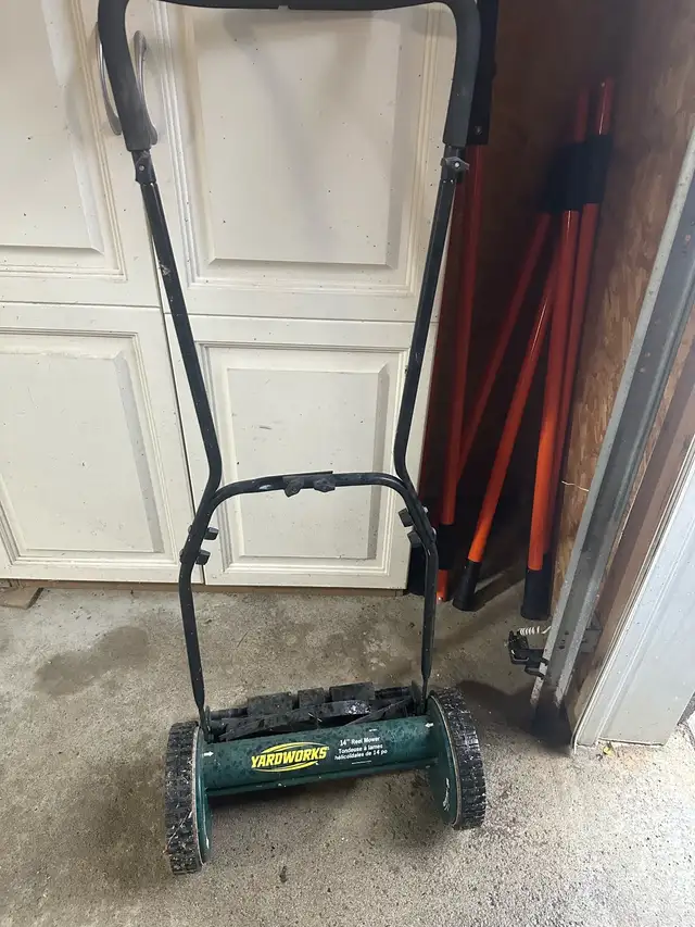 Yardworks 14 inch Reel Mower in Lawnmowers & Leaf Blowers in Markham / York Region - Image 3