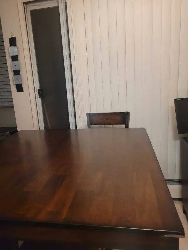 Dining table Good Condition62863738271234122