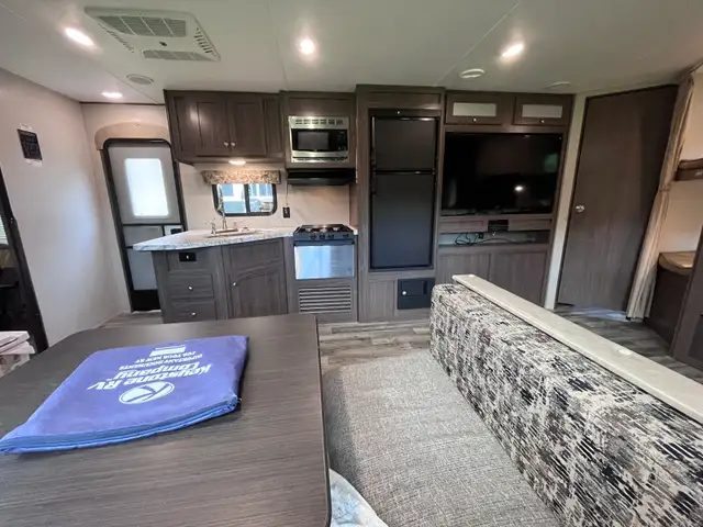 2018 Hideout 28’ BHS  with Cold Mountain Package in Travel Trailers & Campers in Bridgewater - Image 8