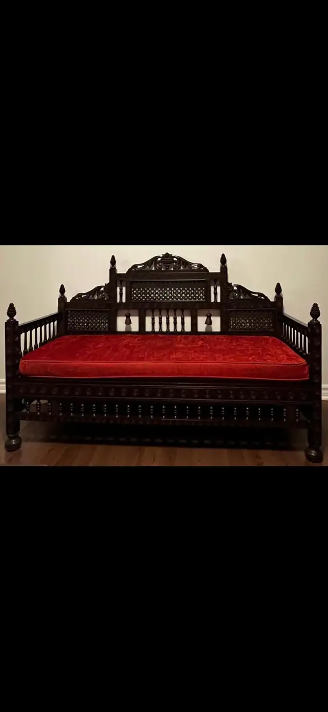 Antique looking sofa in Couches & Futons in Ottawa - Image 2