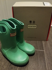 Size 6UK (7 boys / 8 girls) HUNTER boots first classic pull on 