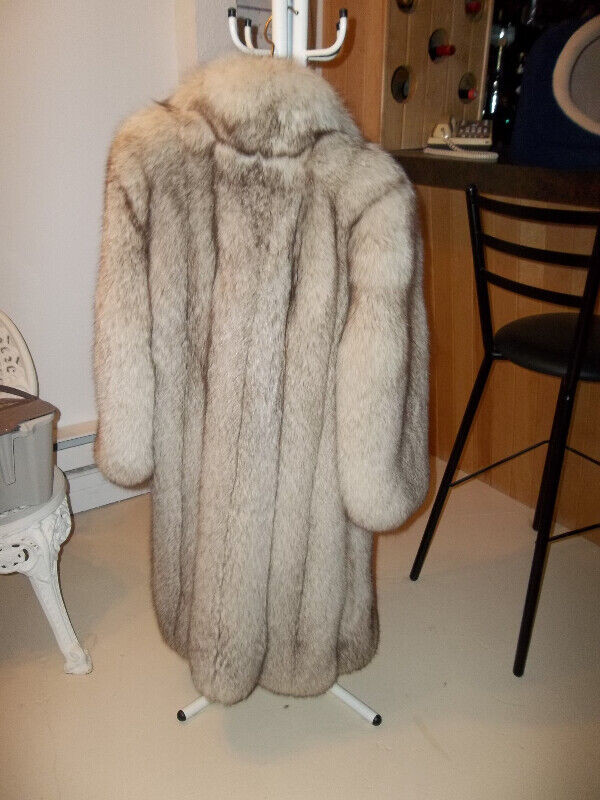 manteaux de fourure dans Femmes - Hauts et vêtements d'extérieur  à Saint-Jean-sur-Richelieu - Image 4