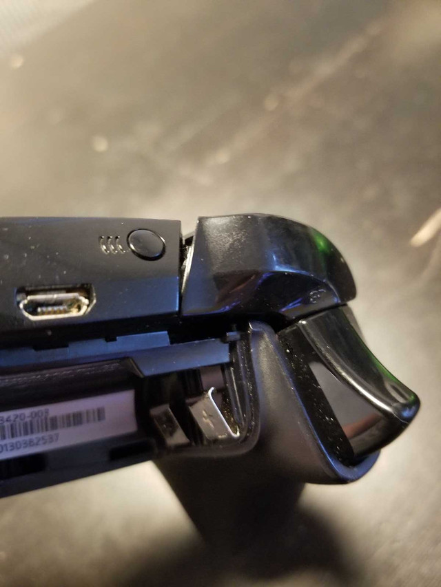 Broken LB. Xbox One controller. Works otherwise. in XBOX One in Mississauga / Peel Region