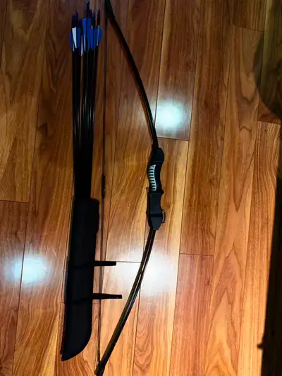 Selling a Beginner Recurve Bow Set in excellent condition. Perfect for beginners, backyard target pr...