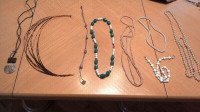 SUCCESSION Lot 10 colliers, 6 colliers et  boucle et 3 bracelets