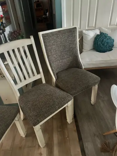 6 chaises de cuisine en bon état vale 250$ chaque mais le vend pour 300$ les 6 Pour personne sérieus...