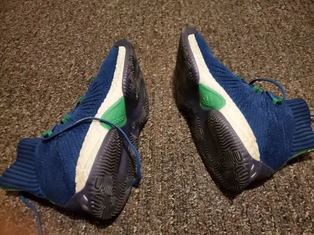 Adidas basketball shoes size 8 1/2 in Men's Shoes in Kitchener / Waterloo - Image 3