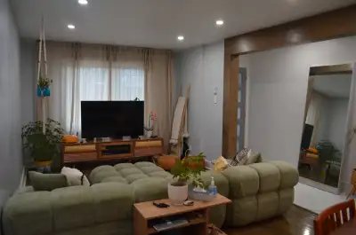 APPARTEMENT D'EXCEPTION Situé à 2 minutes du métro Fabre, l'appartement est prêt à vous accueillir,...