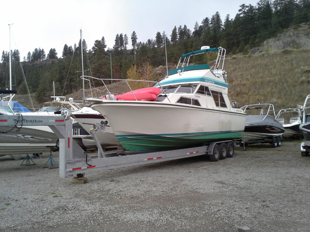 Lots of potential.  200 hours on mercruiser pkgs. in Powerboats & Motorboats in Kelowna - Image 3