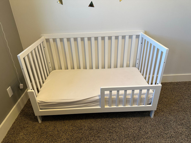 Carter DaVinci Colby 4-in-1 Convertible Crib - White in Cribs in Saskatoon