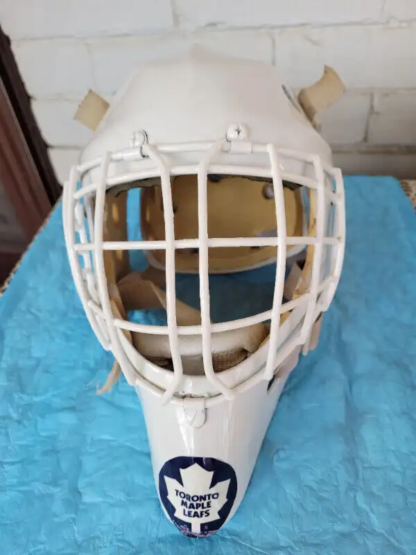 HIGH END GOALIE AND EQUIPMENT in Hockey in City of Toronto - Image 4