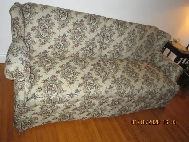 Vintage Sofa in Couches & Futons in Kingston - Image 5