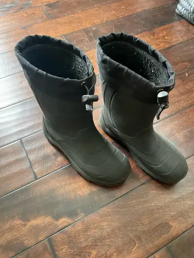 kids winter boots. size 5, View more