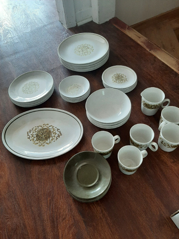 Yet another set of dishes in Kitchen & Dining Wares in City of Montréal