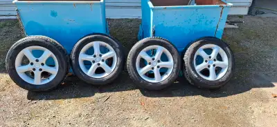 4 pneus d'été 205/60r16 usagées Altimax RT43 Moins de 6000 km avec roue mag. Bolt pattern 5 x 114.3...