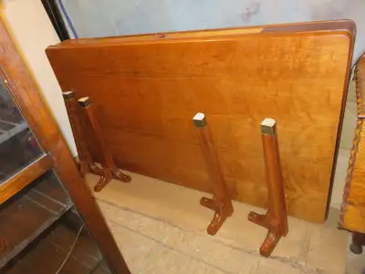 The pictures don't do it justice because I have the legs removed for storage. Solid, 1" thick walnut...