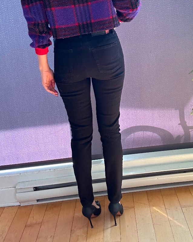 Acne studios black jeans size 27 dans Femmes - Pantalons et shorts  à Ville de Montréal - Image 3