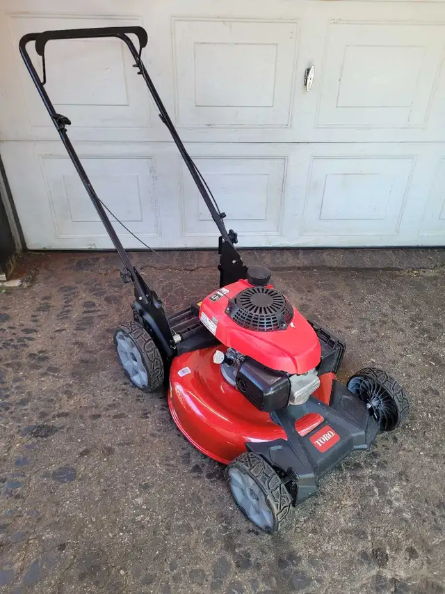 Toro push lawnmower in Lawnmowers & Leaf Blowers in Kitchener / Waterloo - Image 2
