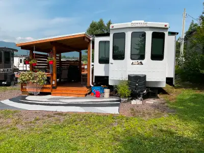 Magnifique roulotte de parc 40 pieds FORESTRIVERS CEDAR CREEK COTTAGE-40CCK-6384, 2023 achetée neuve...
