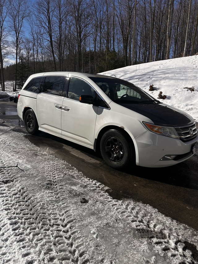 2011 Honda odyssey touring in Cars & Trucks in Barrie - Image 2