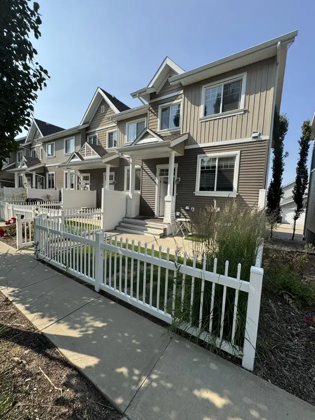 Beautiful 3Bed, 2.5 Bath in Lake Summerside