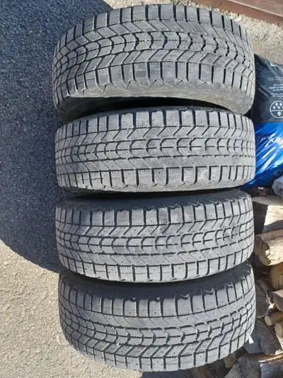 4 Pneus d'hiver et Jantes Marque: Fireston Modèle: Winterforce Grandeur: 195/65 R 15 Usure Moyenne:...