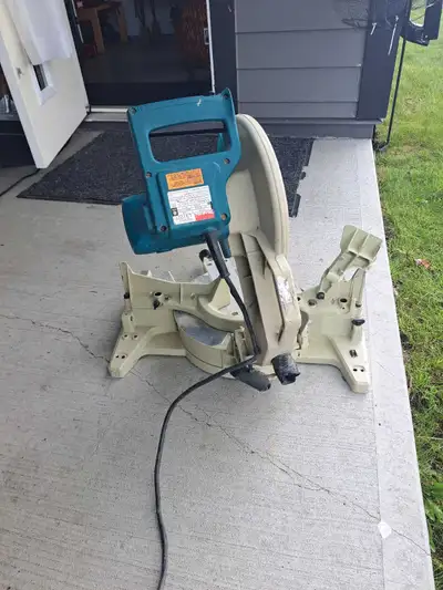12" Makita compound mitre saw , great for basebords , picture frames , or those angle cuts for frami...