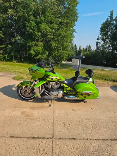 2013 victory cross country, antifreeze green , 2500kms, passenger backrest, stage 2 exhaust, footpeg...