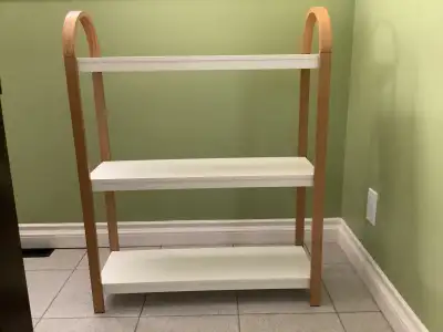 Étagère Umbra à vendre en très bon état à 3 niveaux. Dimensions: 27 1/2 pouces de large, 35 pouces d...