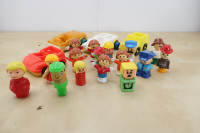 Lot 20 Véhicules personnages vintage Lil Playmate Fisher Price ?